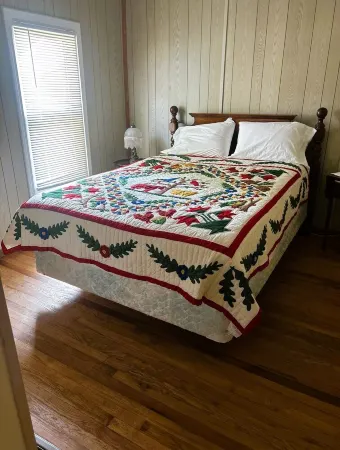 Hidden Gem Close to Lake!