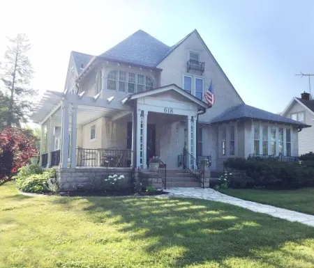 Charming 4 Bedroom Historic Home Centrally located in Northeastern Wisconsin Отели в г. Calumet County