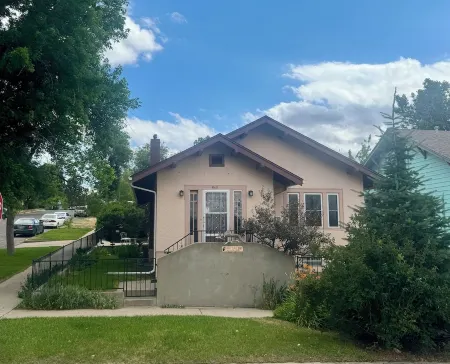 Spacious Vintage Getaway. Walkable!