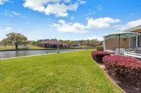 Lake Conroe Waterfront Updated 3Br Condo with Pools, Paddle Boards & Views