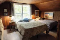 Cozy Family Cabin-Secluded beach access, non-smoking home awaits you