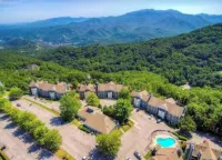Great Fall Views! Indoor Pool and 2 Hot Tubs! Renovated! Near Gsmnp!