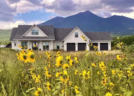 Spacious 4-bedroom house. Super quiet. close to snowbowl. Hour from Grand Canyon Отели в г. Коконино