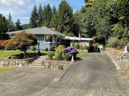 Peace and quiet.  Hidden Serenity at Country Charm house.