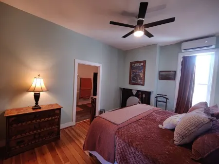 Fully Furnished 1 Bedroom Flat in Historic Downtown New Market