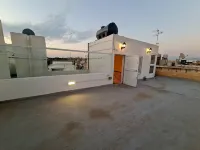 Traditional Corner Townhouse for rent. Ideal for Groups or Families!