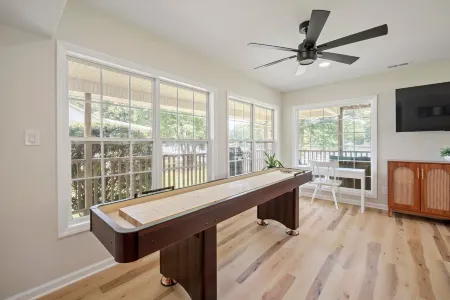 Charming Lakefront Cottage with Beach & Pier