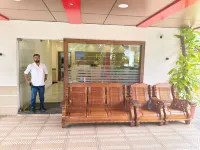 Marina Suites Aiport Hotel فنادق في Angamali