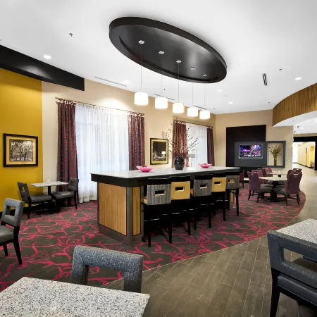 Hampton Inn & Suites Raleigh Downtown Отели рядом с достопримечательностью «Мемориальная колокольня»