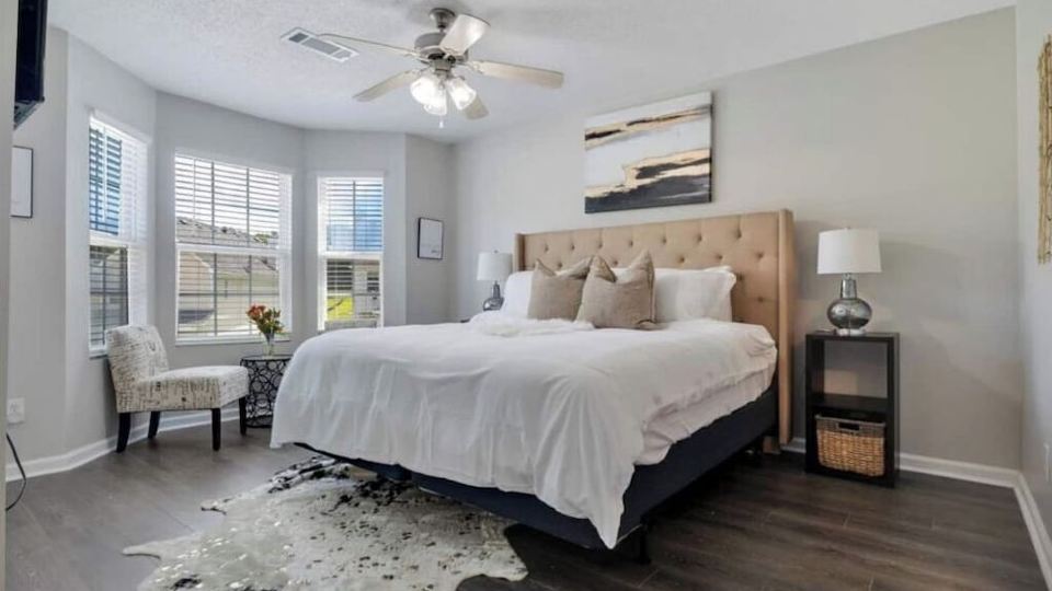 Nice cozy townhouse minutes from airport