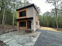 Secluded modern cabin with hot tub Hotels in Highland