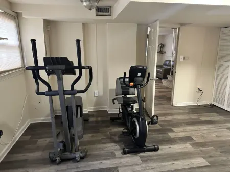 Spacious 4-bedroom house in nice Oxon Hill with WiFi, fitness room