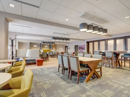 Hampton Inn and Suites by Hilton Cincinnati Midtown Rookwood Отели в г. Цинциннати