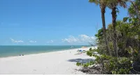 Florida style home walking distance to Barefoot Beach