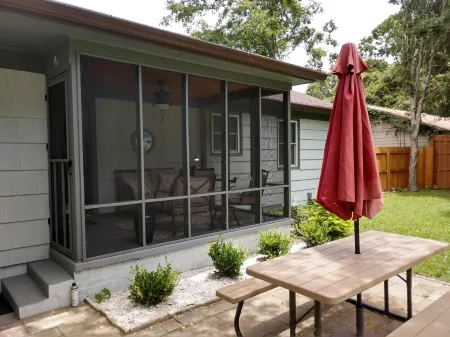 Charming 3-bedroom house in lovely Pensacola. 15 minutes to beaches
