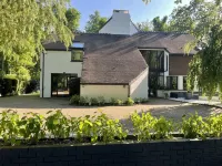 villa with swimming pool at the gates of Paris