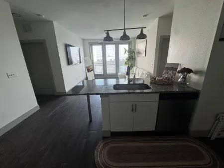 Charming, Cozy 2-bedroom with luxury gym, WiFi, & Pool in Addison