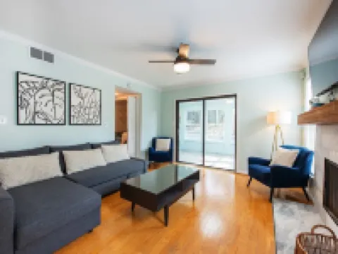 Pet-friendly, freshly renovated, 2 bd/2.5 bath townhome in Decatur! Hotels in Decatur
