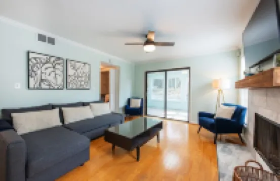 Pet-friendly, freshly renovated, 2 bd/2.5 bath townhome in Decatur!