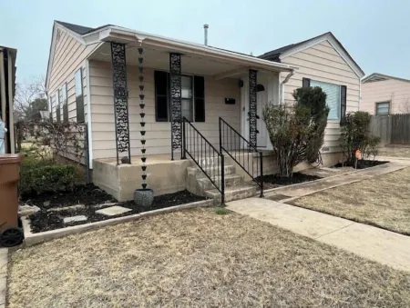 NEWLY RENOVATED HOME with high speed WiFi, gourmet kitchen, outdoor grilling.