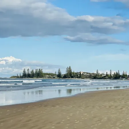 Family Beach Stay with Ocean Glimpses 2 Mins Walk to Beach Отели в г. Ямба