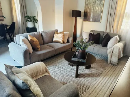 Ubalozi Villa luxury 2-bedroom villa by US Embassy with WiFi, AC and 75” TV Отели рядом с достопримечательностью «Остров Мбудья»