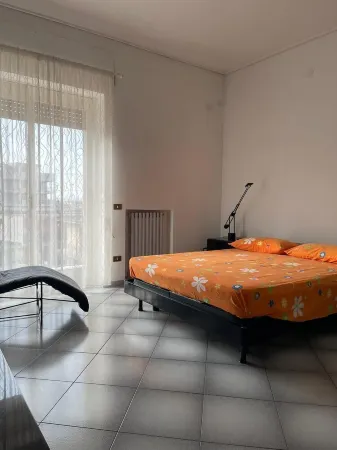 Bright and comfortable apartment well connected, not far from the center