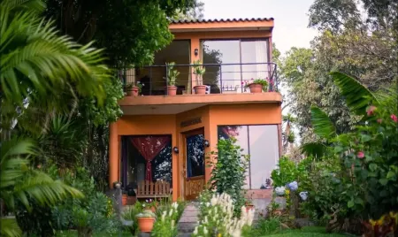 Beautiful Lakefront home: gardens Отели в г. Сантьяго Атитлан