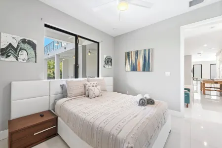 New Central Miami Home, Sleeps 20, 70' TV, Pool, Game Room, Spacious Backyard Отели в г. Гленвар-Хайтс