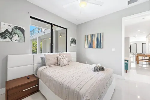 New Central Miami Home, Sleeps 20, 70' TV, Pool, Game Room, Spacious Backyard Hotels in Glenvar Heights