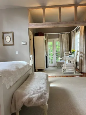 Burbank SuiteHistoric Cedar Mansion Bungalows