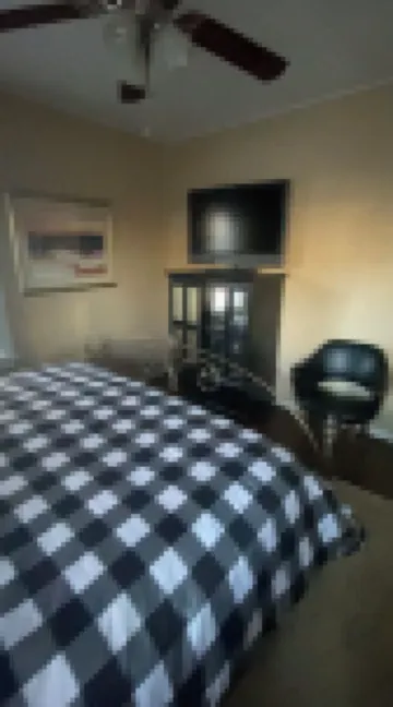 Charming home in Shaker Heights 謝克海茨酒店