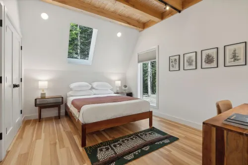 Maine Frame: Cozy Retreat in the Freeport Woods