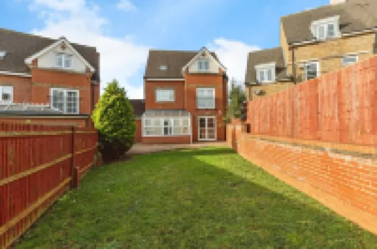 5 Bedroom House with Free Parking. Only 30 mins to Bond Street Station.