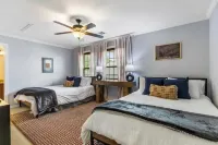 Aggie Escape  4BR+Fire Pit + Yard Games Near A&M