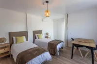 Room with private bathroom and balcony with pool view at Casa das Vinhas in Sesimbra