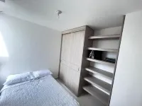 Cozy 3-bedroom condo with AC, WiFi in charming Ricaurte โรงแรมใน