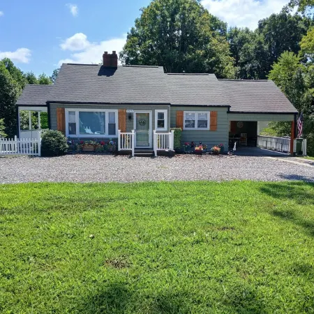 PROMO 10% WEEKLY/20% MONTHLYPet Friendly on Forrest, Small fenced area for pets
