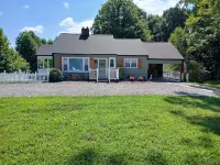 PROMO 10% WEEKLY/20% MONTHLYPet Friendly on Forrest, Small fenced area for pets 서리 카운티 호텔