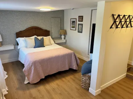 charming cottage suite perched just above the heart of Lower Gibsons