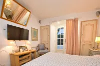 Villa with swimming pool walking distance from the beach