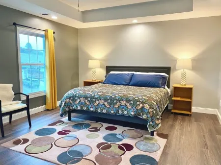 Central, Quiet Luxury Home in northeast TN. 3 Beds + Desks. King, Queen, Twin Отели в г. Бристоль