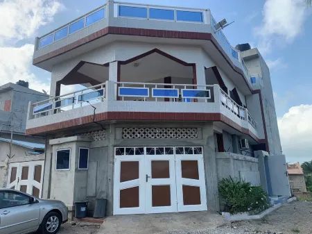 Highly secured 2 floors F2 -1 King bed 2.5 baths entire house, beach across st.: Отели рядом с достопримечательностью «Kiddo Land»