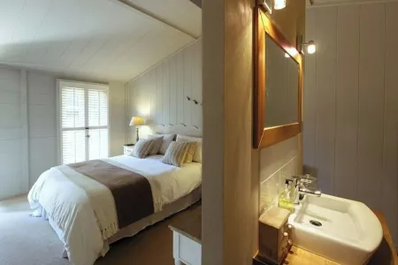 Warmwell Luxury Lodge near Weymouth with Pool Отели рядом с достопримечательностью «St Michael’s Church»