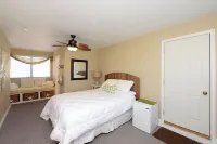 Stylish 4-bedroom cabin with AC, WiFi & boat rental available! - Chalets