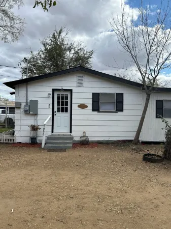 Four Sisters Casita Cozy Country Feel 2-Bedroom House in Town with WiFi & AC.