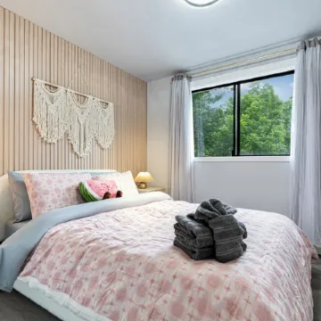 Spacious 3BR Retreat by Microsoft with Backyard Отели в г. Редмонд