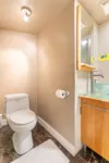 Prestigious Bright Garden Level Hotel a West Vancouver
