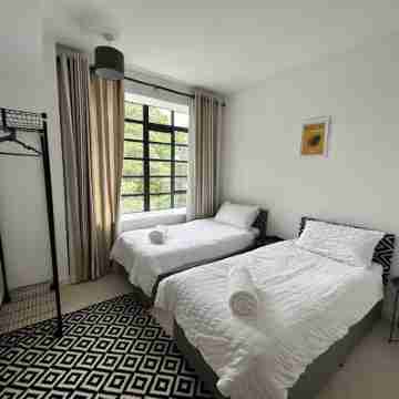 Travaal.com - FREE-WIFI-NETFLIX-PARKING - 2 Bedroom Apartment - Farnborough Rooms