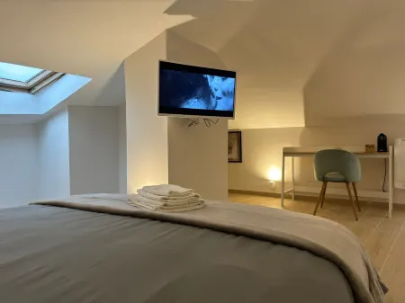 Lakefront attic fabulous, romantic